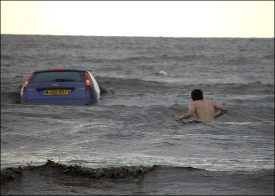 http://www.burnham-on-sea.com/news/2009/hire-car-stuck-550a.jpg
