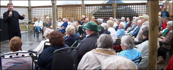 Over 300 people listened to Tim Pitman sing