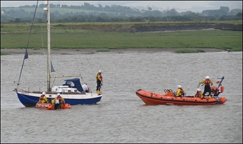 yacht-duo-rescued-5.jpg