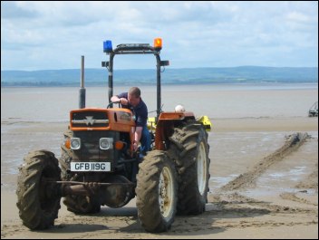 A tractor comes to the aid of the vehicle