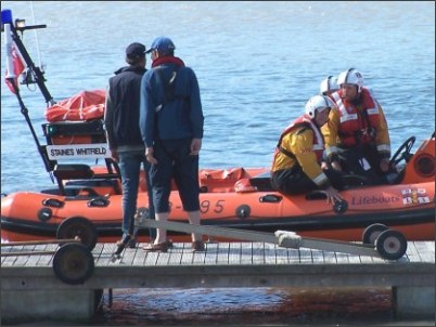 The yachtsmen are brought ashore by the RNLI crew