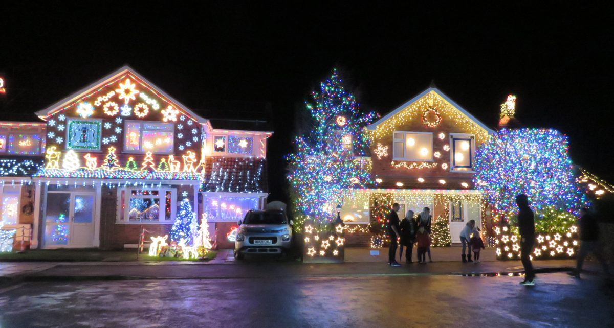 Burnham-On-Sea’s Trinity Close Christmas lights raise over £1,000 in ...