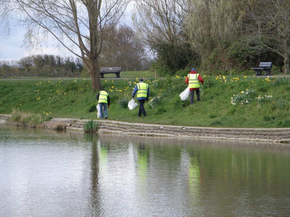 Apex Par litter pick Burnham-On-Sea and Highbridge residents