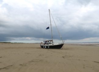 yacht aground berrow