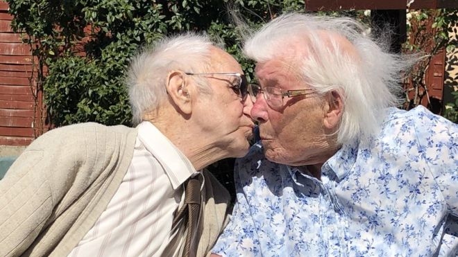 80th wedding anniversary celebrated with kiss