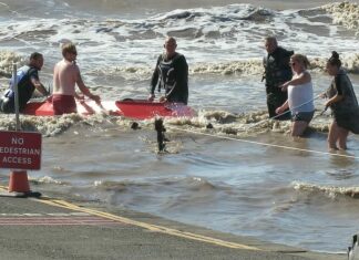 Boat rescued from sea next to Burnham-On-Sea Jetty