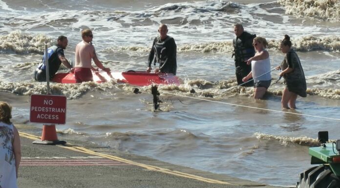 Boat rescued from sea next to Burnham-On-Sea Jetty