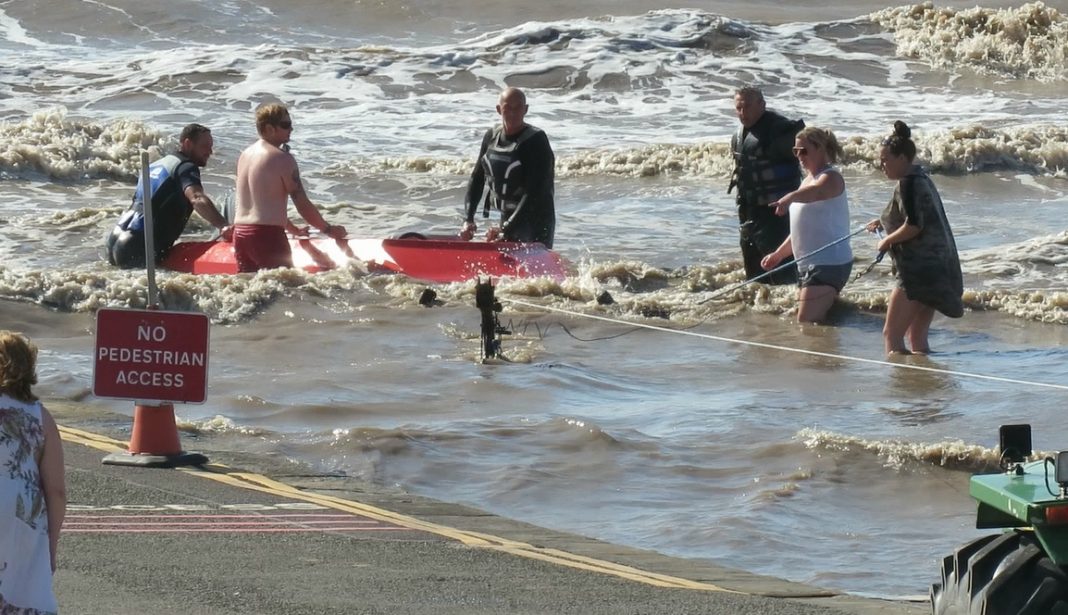 Boat rescued from sea next to Burnham-On-Sea Jetty