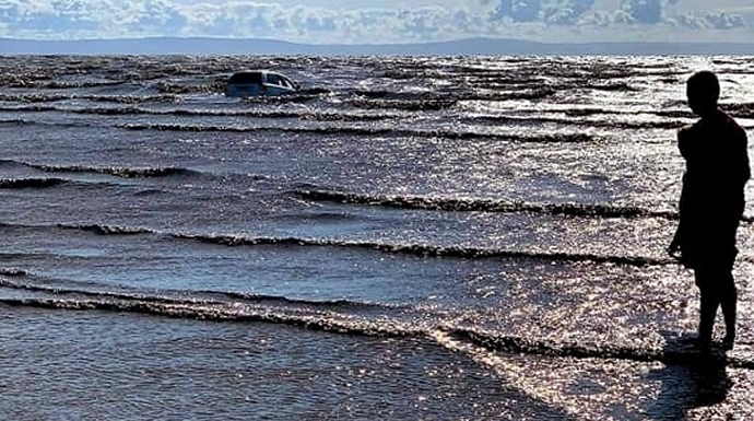 Car is lost to incoming tide on Brean Beach after getting stuck in soft sand and mud