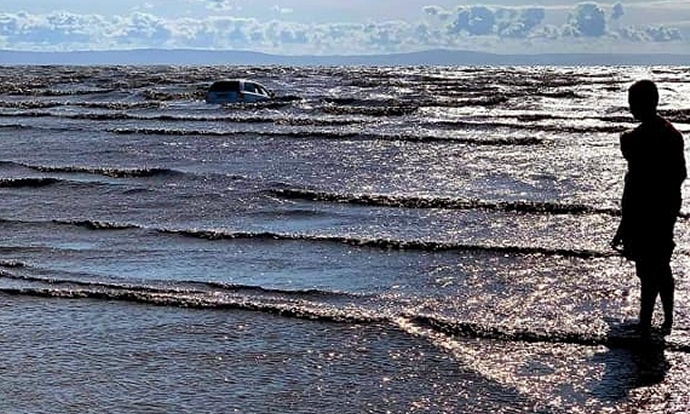 Car is lost to incoming tide on Brean Beach after getting stuck in soft sand and mud