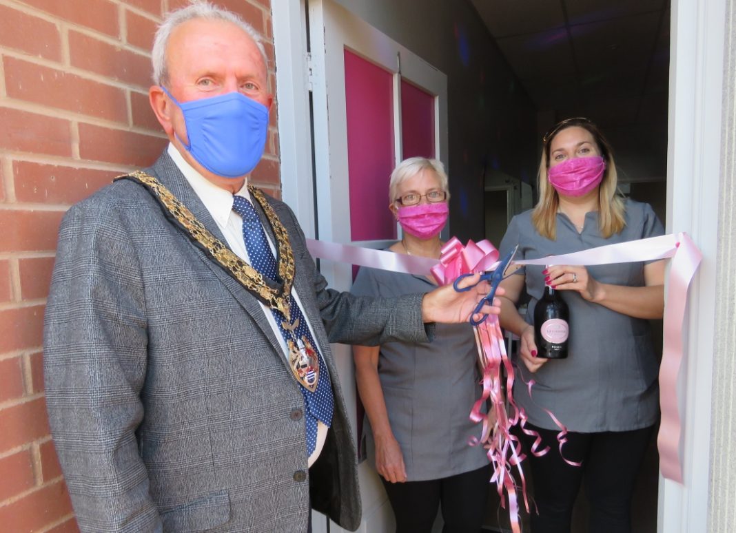 Mayor opens Prim N Proper Pamper in Burnham-On-Sea