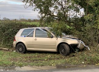 Car crashes into tree on The Causeway between East Huntspill and Woolavington
