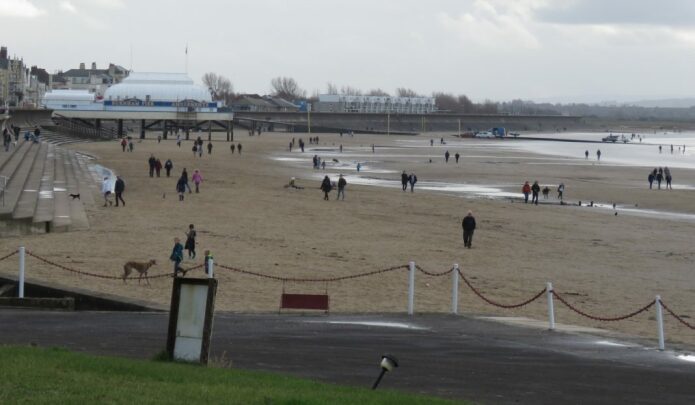 Busy Burnham-On-Sea beach Busy Burnham-On-Sea beach