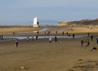 Burnham-On-Sea beach busy