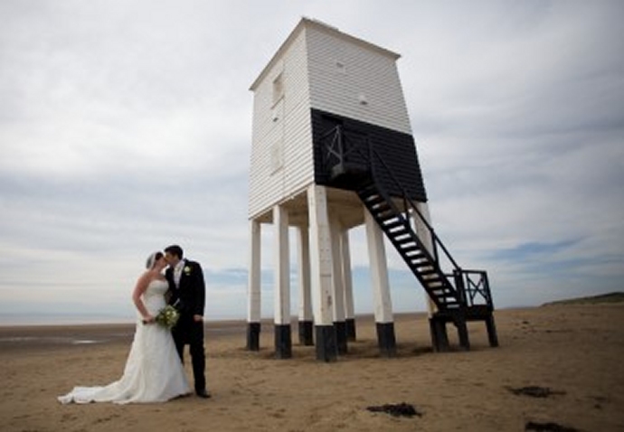 Burnham-On-Sea lighthouse wedding couple