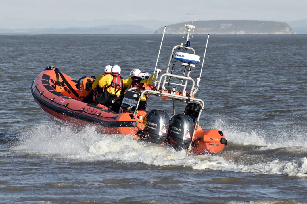 Burnham-On-Sea RNLI lifeboat rescues drifting yacht after power loss