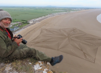 Simon Beck Brean beach sand artist