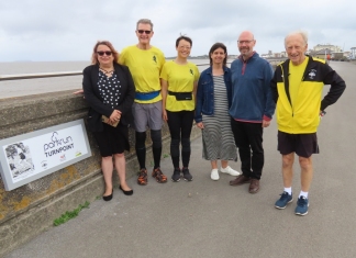 Burnham-On-Sea Harriers running club unveils seafront plaque in memory of founder who died of Covid