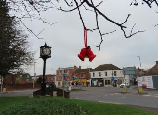 Hundreds of knitted bells have been spread around Highbridge this weekend in a festive 'yarn bombing' that aims to spread positivity.