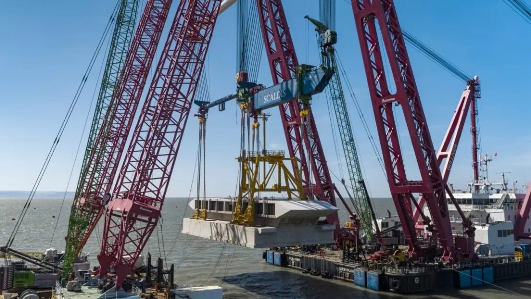 Sea cranes lower Hinkley Point cooling water system heads