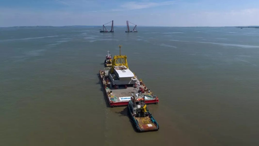 Sea cranes lower Hinkley Point cooling water system heads