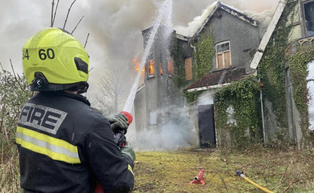 Burnham-On-Sea fire crews tackling East Brent fire